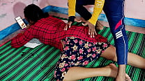 Голенькая девушка опирается ладонями на розовенькую кровать во времячко порева